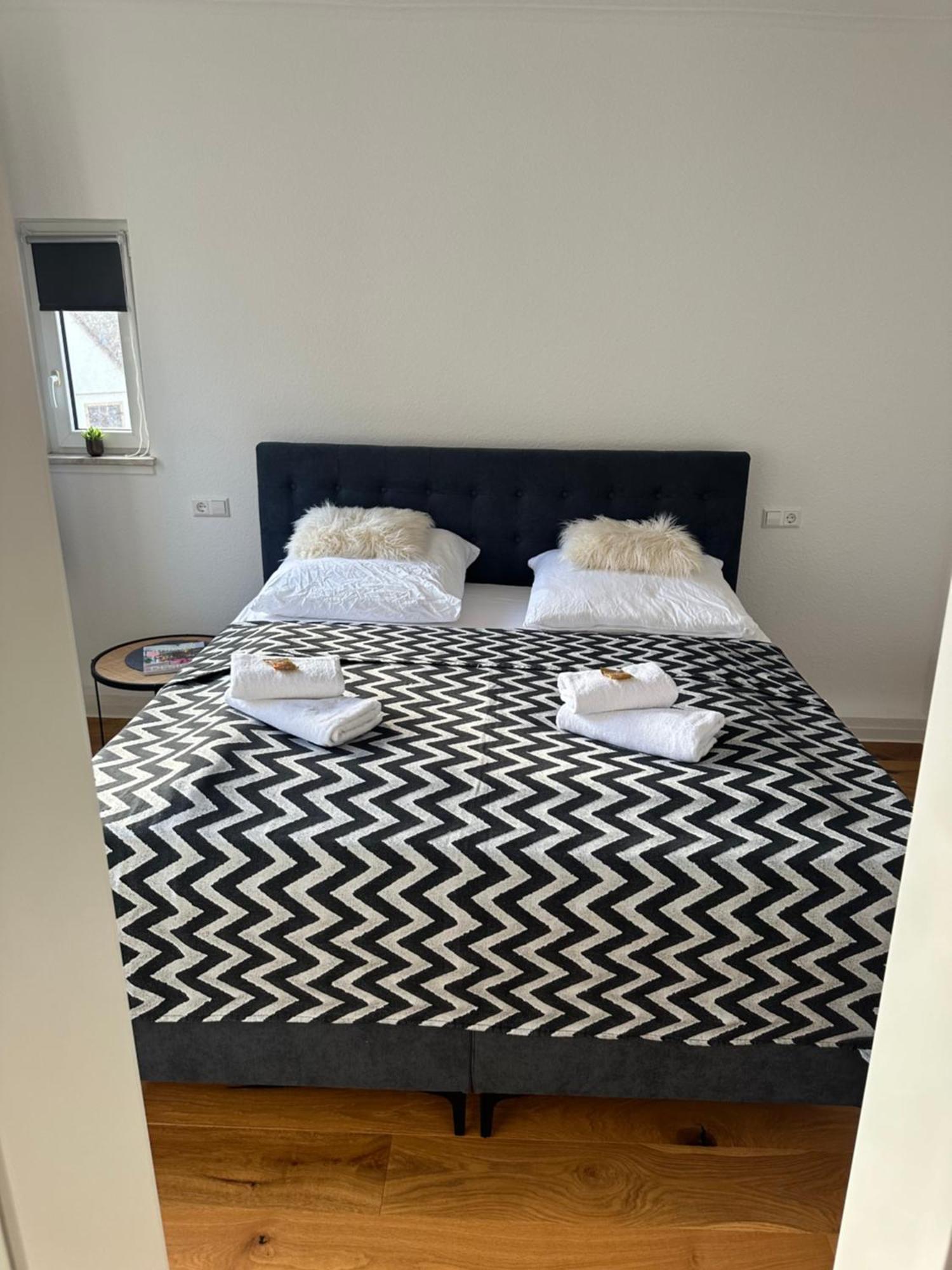 Stylisches Apartment Mit Grossem Tageslichbad Am Marktplatz Leonberg Exteriér fotografie